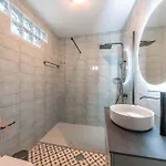Дом отдыха Spacious With Lovely Garden - Tcm
