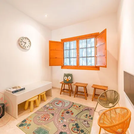 Дом отдыха Spacious With Lovely Garden - Tcm