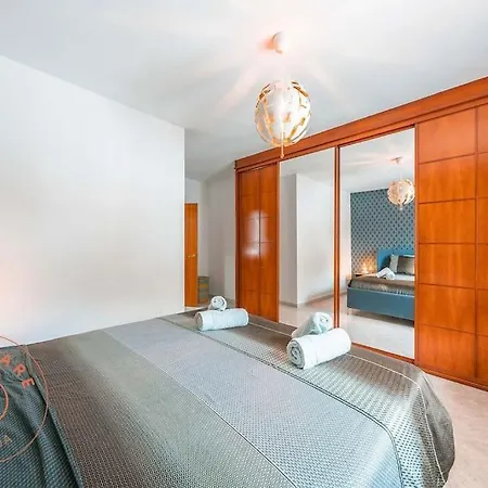 Spacious With Lovely Garden - Tcm Holiday home *