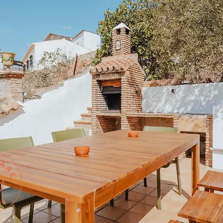 Spacious With Lovely Garden - Tcm Holiday home *